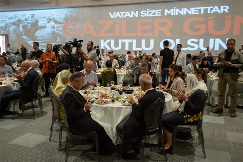 Vali Çeber Gaziler Günü’nde şehit yakınları ve gazilerle bir araya geldi. 
